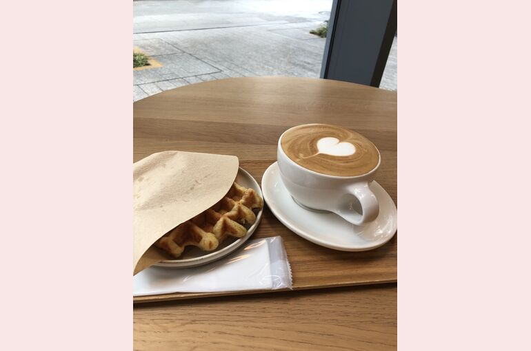 カフェラテとワッフル